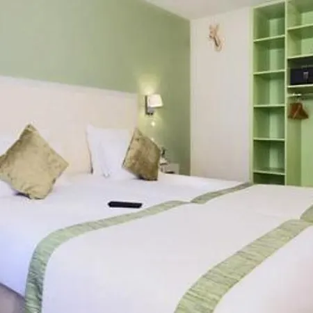 Kyriad 18 - Porte De Clignancourt - Montmartre Hotel 3*
