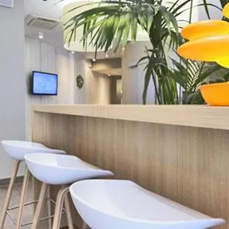 Kyriad 18 - Porte De Clignancourt - Montmartre Hotel