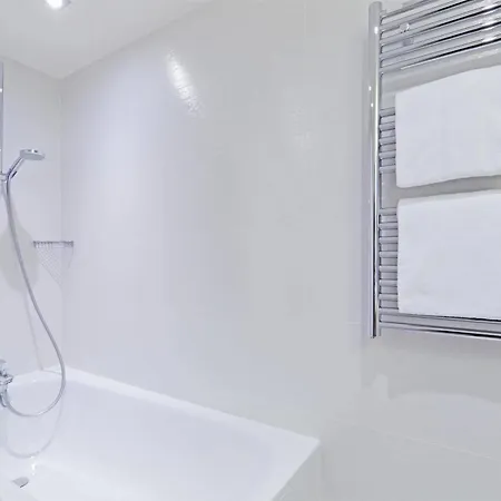 Kyriad 18 - Porte De Clignancourt - Montmartre Hotel París