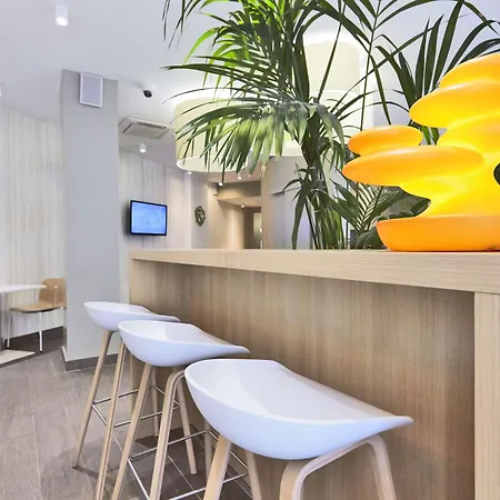 Kyriad 18 - Porte De Clignancourt - Montmartre Hotel Paříž