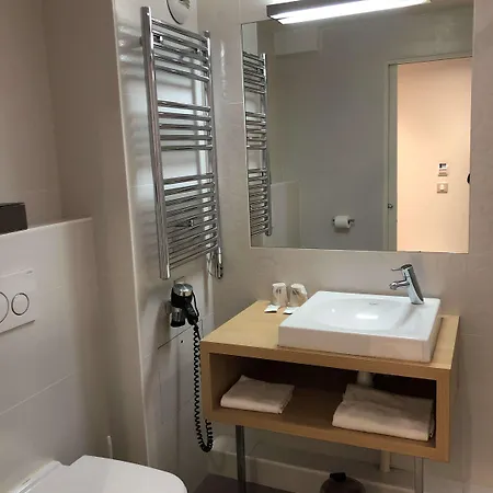 Hotel Kyriad 18 - Porte De Clignancourt - Montmartre 3*