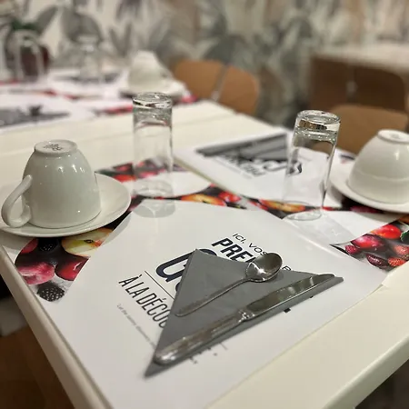 Kyriad 18 - Porte De Clignancourt - Montmartre Hotel