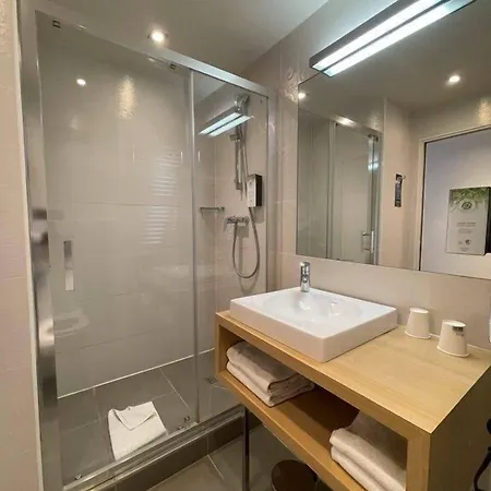 Kyriad 18 - Porte De Clignancourt - Montmartre Hotel Paříž