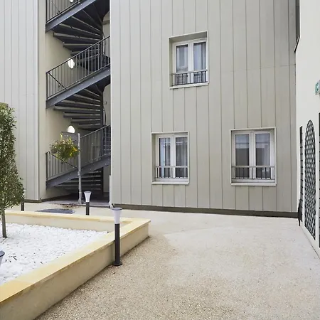 Hotel Kyriad 18 - Porte De Clignancourt - Montmartre 3*