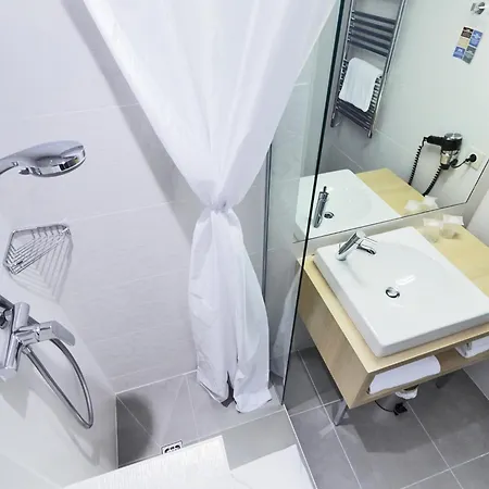 Kyriad 18 - Porte De Clignancourt - Montmartre Hotel 3*