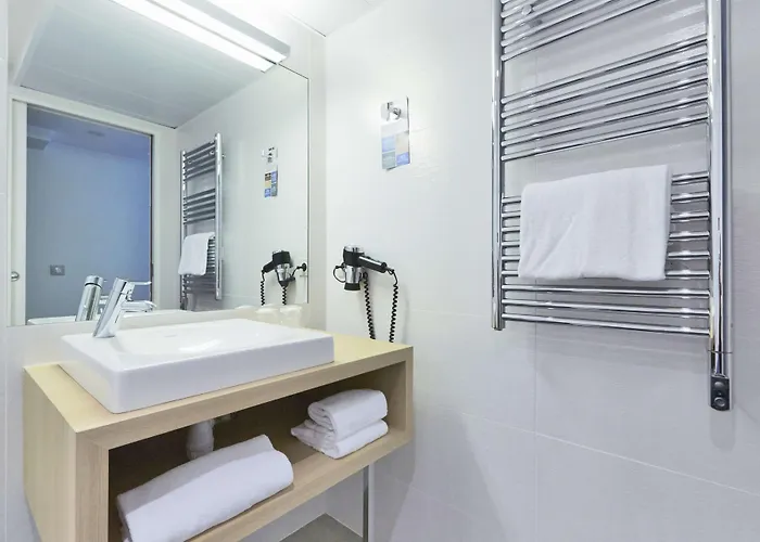 فندق كيرياد 18 - بورت دو كليجنانكورت - مونمارتر 3*