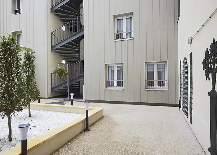 فندق كيرياد 18 - بورت دو كليجنانكورت - مونمارتر 3*